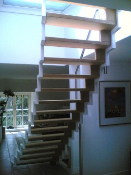 staal en houten treden